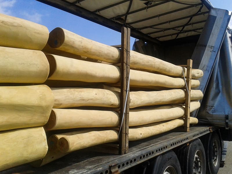 Robinienholzpfähle beim Transport auf einem LKW