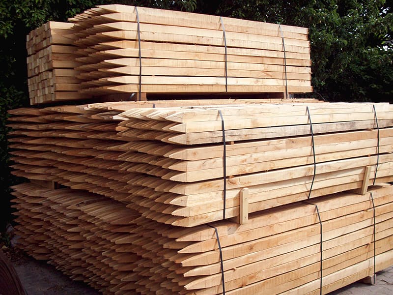 Robinienholzpfähle gestapelt und gebündelt für den